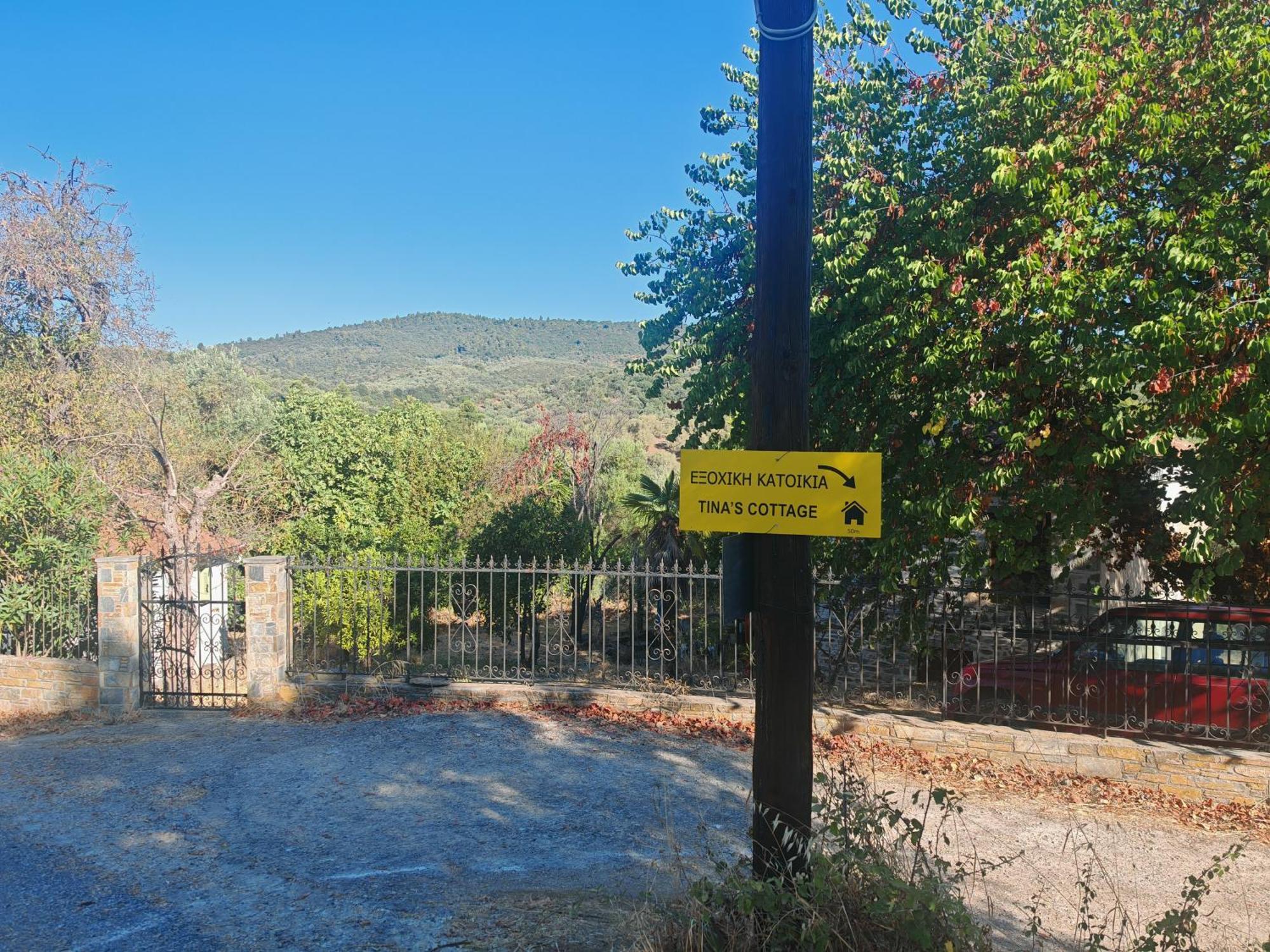 - τίνα Líri